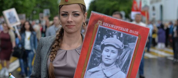 Una participante de la acción Regimiento Inmortal en Sebastopol el 9 de mayo de 2018 - Sputnik Mundo