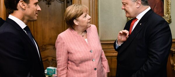 El presidente de Francia, Emmanuel Macron, la canciller de Alemania, Angela Merkel, y el presidente de Ucrania, Petró Poroshenko - Sputnik Mundo