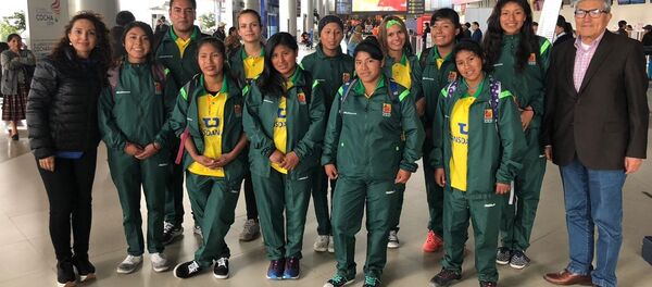 El equipo de fútbol femenino que representará a Bolivia en el torneo 'El futuro depende de ti' en Rusia - Sputnik Mundo