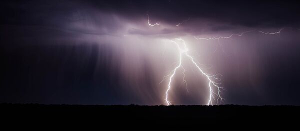 Rayos durante una tormenta (imagen referencial) - Sputnik Mundo