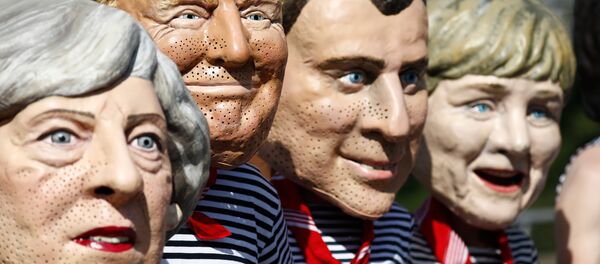 Unos activistas disfrazados de la primera ministra del Reino Unido, Theresa May, del presidente de EEUU, Donald Trump, del presidente de Francia, Emmanuel Macron, y de la canciller de Alemania, Angela Merkel - Sputnik Mundo
