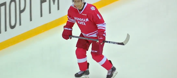 Un presidente sobre hielo: así se lució Putin durante un partido de hockey - Sputnik Mundo