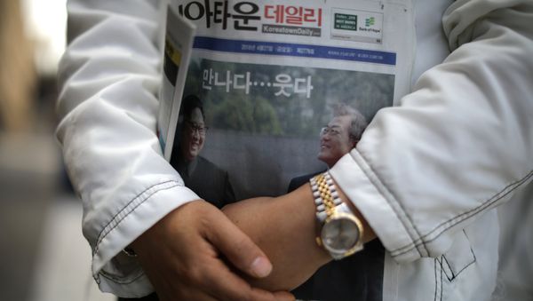 La portada de un periódico con la foto de la reunión entre el líder de Corea del Norte, Kim Jong-un, y el presidente de Corea del Sur, Moon Jae-in La portada de un periódico con la foto de la reunión entre el líder de Corea del Norte, Kim Jong-un, y el presidente de Corea del Sur, Moon Jae-in - Sputnik Mundo