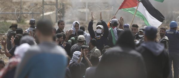 Palestinian protesters chant slogans as they gather during a protest at the Gaza Strip's border with Israel, Friday, April 13, 2018 Palestinian protesters chant slogans as they gather during a protest at the Gaza Strip's border with Israel, Friday, April 13, 2018 - Sputnik Mundo