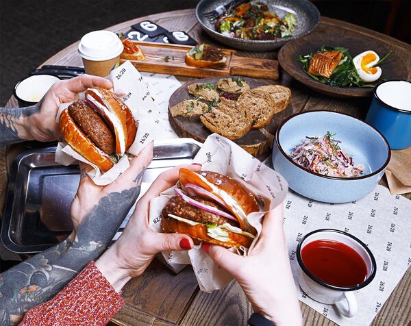 Hamburguesas en el restaurante 26/28 Grill - Sputnik Mundo