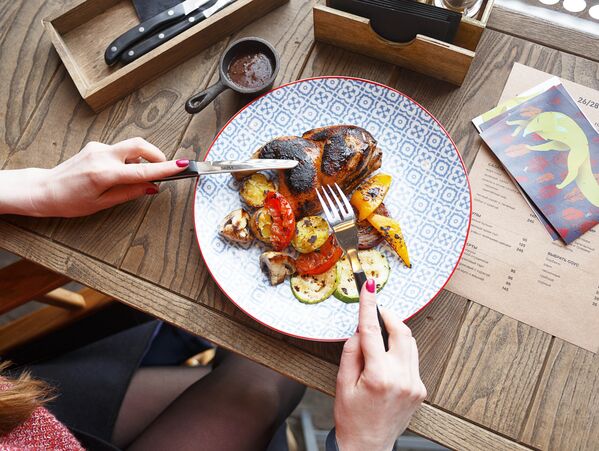 Un plato de pollo en el restaurante 26/28 Grill - Sputnik Mundo