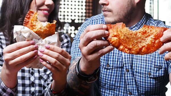 Chebureki en el restaurante 26/28 Grill - Sputnik Mundo