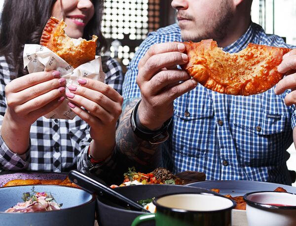 Chebureki en el restaurante 26/28 Grill - Sputnik Mundo