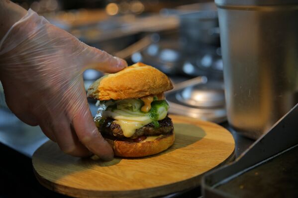 Hamburguesa en VOLK burgers - Sputnik Mundo