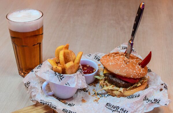 Hamburguesa, especialidad de la casa del restaurante Tres ciervos - Sputnik Mundo