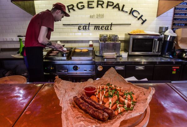 Salchichas fritas y patatas fritas en BURGERPALICH - Sputnik Mundo
