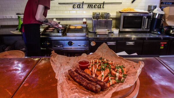 Salchichas fritas y patatas fritas en BURGERPALICH - Sputnik Mundo