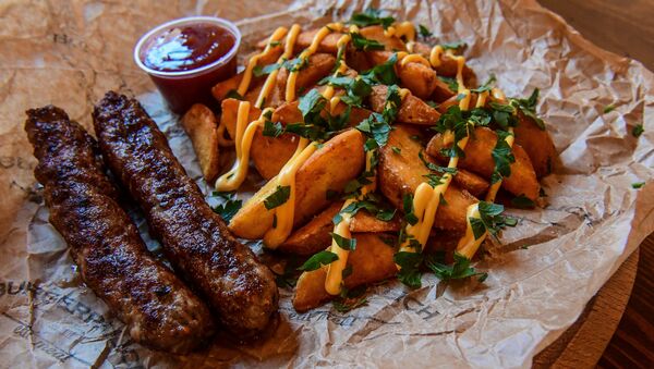 Salchichas fritas y patatas fritas en BURGERPALICH - Sputnik Mundo