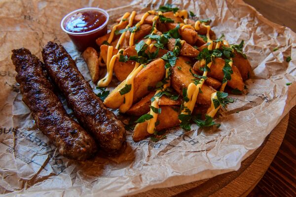Salchichas fritas y patatas fritas en BURGERPALICH - Sputnik Mundo