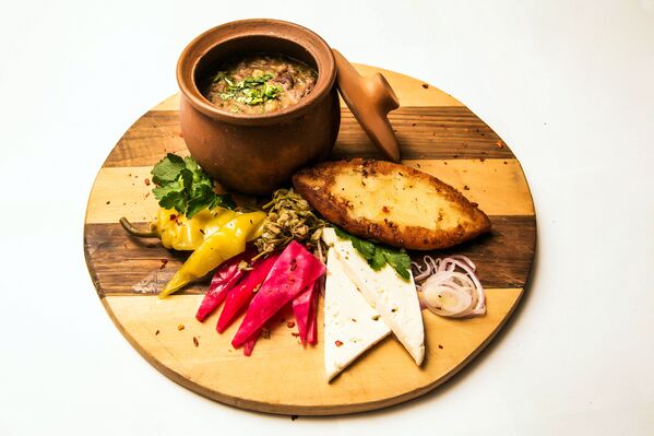 Lobio deluxe, un plato tradicional georgiano, en el restaurante Jmeli Suneli - Sputnik Mundo