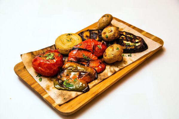 Verduras a la parrilla en Jmeli Suneli - Sputnik Mundo