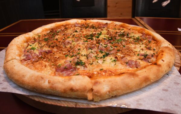 Una pizza en el restaurante RIS - Sputnik Mundo
