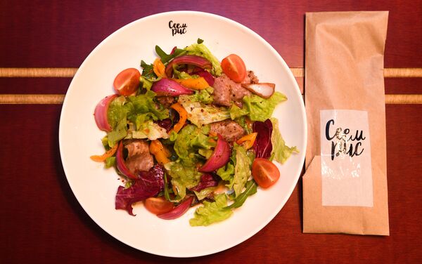 Ensalada con roast beaf en el restaurante RIS - Sputnik Mundo