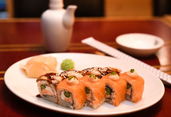 Rollitos fríos en el restaurante RIS - Sputnik Mundo