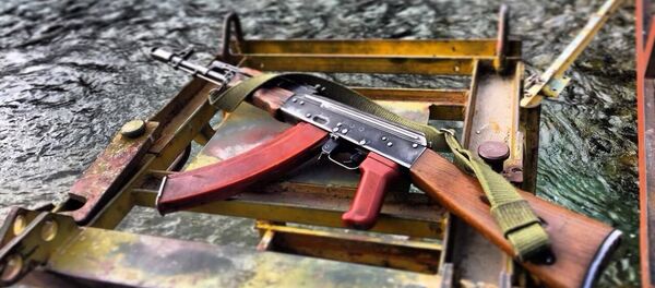 Un Kalashnikov Un Kalashnikov - Sputnik Mundo