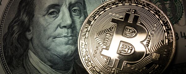 Bitcoin y un billete de dólar - Sputnik Mundo