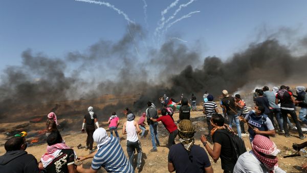 Enfrentamientos entre los soldados palestinos y los manifestantes palestinos en la frontera entre la Franja de Gaza e Israel Enfrentamientos entre los soldados palestinos y los manifestantes palestinos en la frontera entre la Franja de Gaza e Israel - Sputnik Mundo