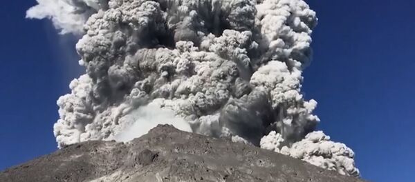 Espectacular erupción de un volcán en Indonesia Espectacular erupción de un volcán en Indonesia - Sputnik Mundo