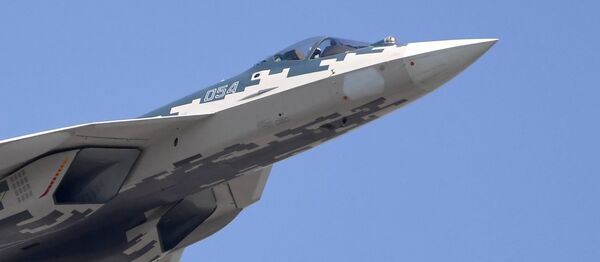 El caza polivalente ruso Su-57 en el cielo de Moscú El caza polivalente ruso Su-57 en el cielo de Moscú - Sputnik Mundo
