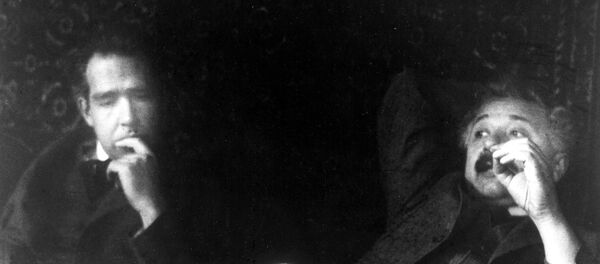 Albert Einstein y Niels Bohr en 1925 - Sputnik Mundo