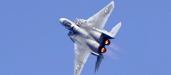 An Israeli F-15 fighter jet performs a rehearsal ahead of an air show to commemorate the 70th anniversary of the creation of Israel in May, in the coastal city of Tel Aviv on April 12, 2018 - Sputnik Mundo