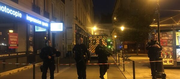 La policía francesa tras el ataque con cuchillo en París - Sputnik Mundo