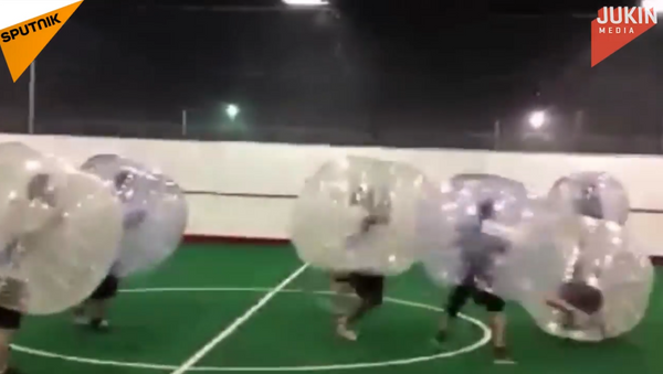 El curioso fútbol burbuja permite 'golpear' a tus rivales - Sputnik Mundo