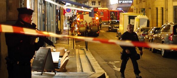 La policía francesa tras el ataque con cuchillo en París - Sputnik Mundo