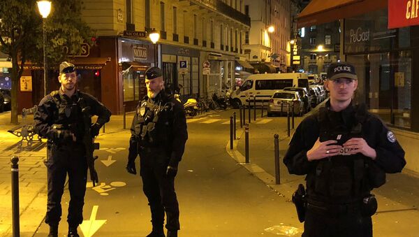 La policía francesa tras el ataque con cuchillo en París - Sputnik Mundo