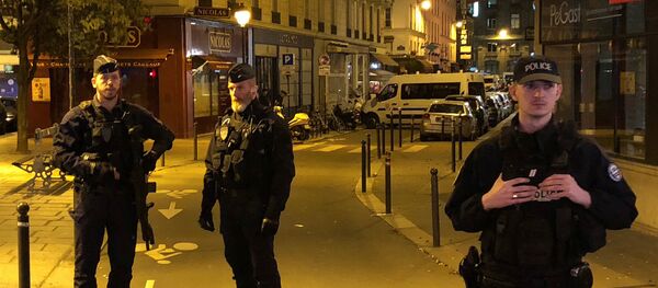 La policía francesa tras el ataque con cuchillo en París - Sputnik Mundo