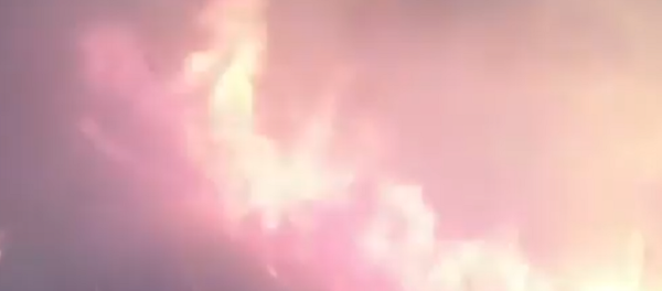 Mientras tanto en Rusia: un tren pasa por un bosque en llamas - Sputnik Mundo