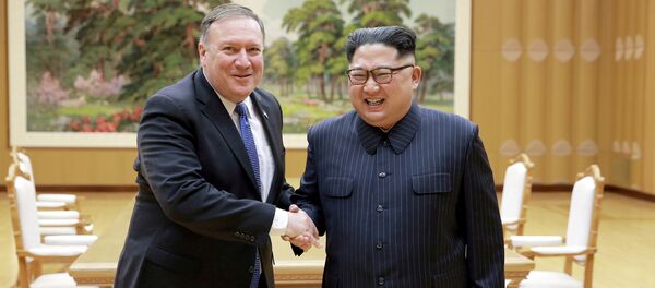 Mike Pompeo, secretario de Estado de EEUU, y Kim Jong-un, líder norcoreano - Sputnik Mundo