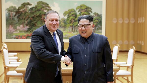 Mike Pompeo, secretario de Estado de EEUU, y Kim Jong-un, líder norcoreano - Sputnik Mundo