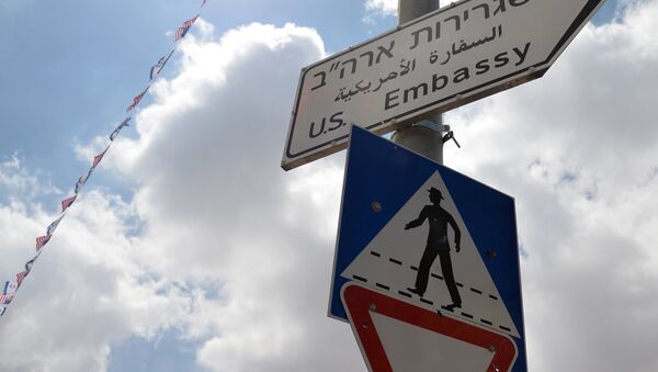 Una señal que dirige a la embajada de EEUU en Jerusalén - Sputnik Mundo