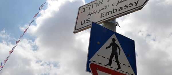 Una señal que dirige a la embajada de EEUU en Jerusalén - Sputnik Mundo