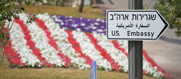 Una señal que dirige a la embajada de EEUU en Jerusalén - Sputnik Mundo