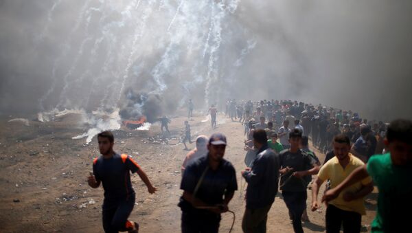 Enfrentamientos entre los manifestantes y las tropas israelíes durante las protestas de los palestinos en la frontera entre la Franja de Gaza e Israel Enfrentamientos entre los manifestantes y las tropas israelíes durante las protestas de los palestinos en la frontera entre la Franja de Gaza e Israel - Sputnik Mundo