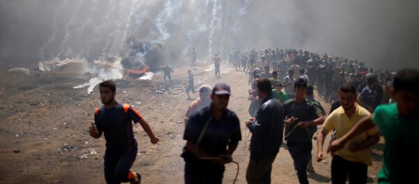 Enfrentamientos entre los manifestantes y las tropas israelíes durante las protestas de los palestinos en la frontera entre la Franja de Gaza e Israel - Sputnik Mundo