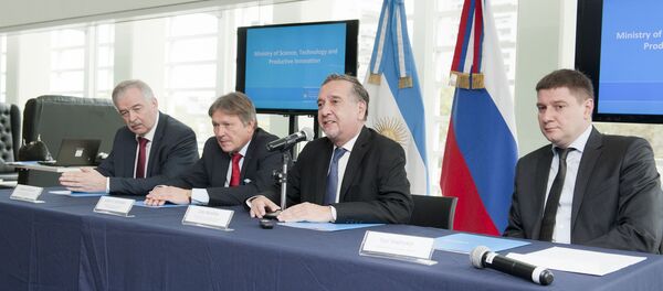 (De izq. a der.) El representante comercial de Rusia en Argentina, Sergey Derkach, el embajador Viktor Koronelli, el ministro Lino Barañao y el vicepresidente de Skólkovo, Yuri Saprykin, durante la apertura del evento - Sputnik Mundo