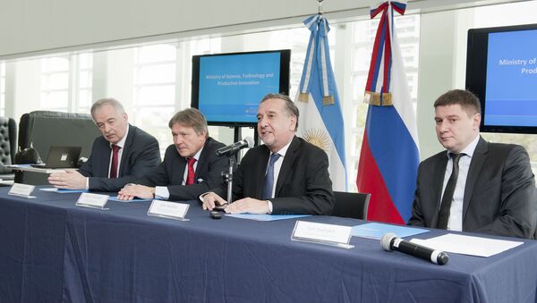 (De izq. a der.) El representante comercial de Rusia en Argentina, Sergey Derkach, el embajador Viktor Koronelli, el ministro Lino Barañao y el vicepresidente de Skólkovo, Yuri Saprykin, durante la apertura del evento - Sputnik Mundo