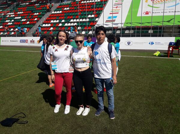 Los voluntarios Irina Alexeichuk, Ana Andrónikova y Juan Luis - Sputnik Mundo