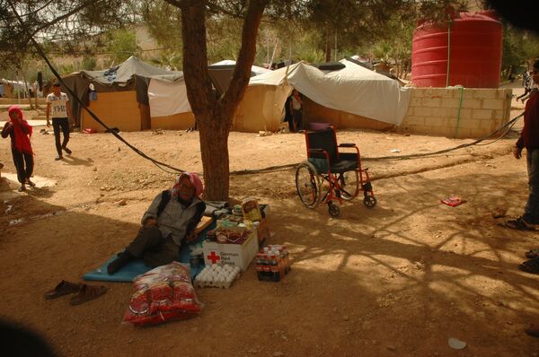 Con la falta de trabajo en el campo de refugiados Ad Doueir, no queda más que vender la ayuda humanitaria para poder pagar por los medicamentos Con la falta de trabajo en el campo de refugiados Ad Doueir, no queda más que vender la ayuda humanitaria para poder pagar por los medicamentos - Sputnik Mundo