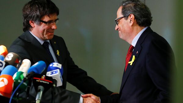 El expresidente de Cataluña, Carles Puigdemont, y el nuevo presidente del Gobierno catalán, Quim Torra - Sputnik Mundo