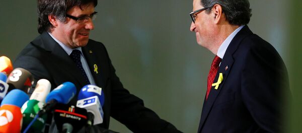 El expresidente de Cataluña, Carles Puigdemont, y el nuevo presidente del Gobierno catalán, Quim Torra - Sputnik Mundo