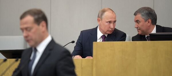 El primer ministro Dmitri Medvédev (izda.), el presidente de Estado Vladimir Putin (centro) y el presidente de la Duma Viacheslav Volodin (dcha.) - Sputnik Mundo